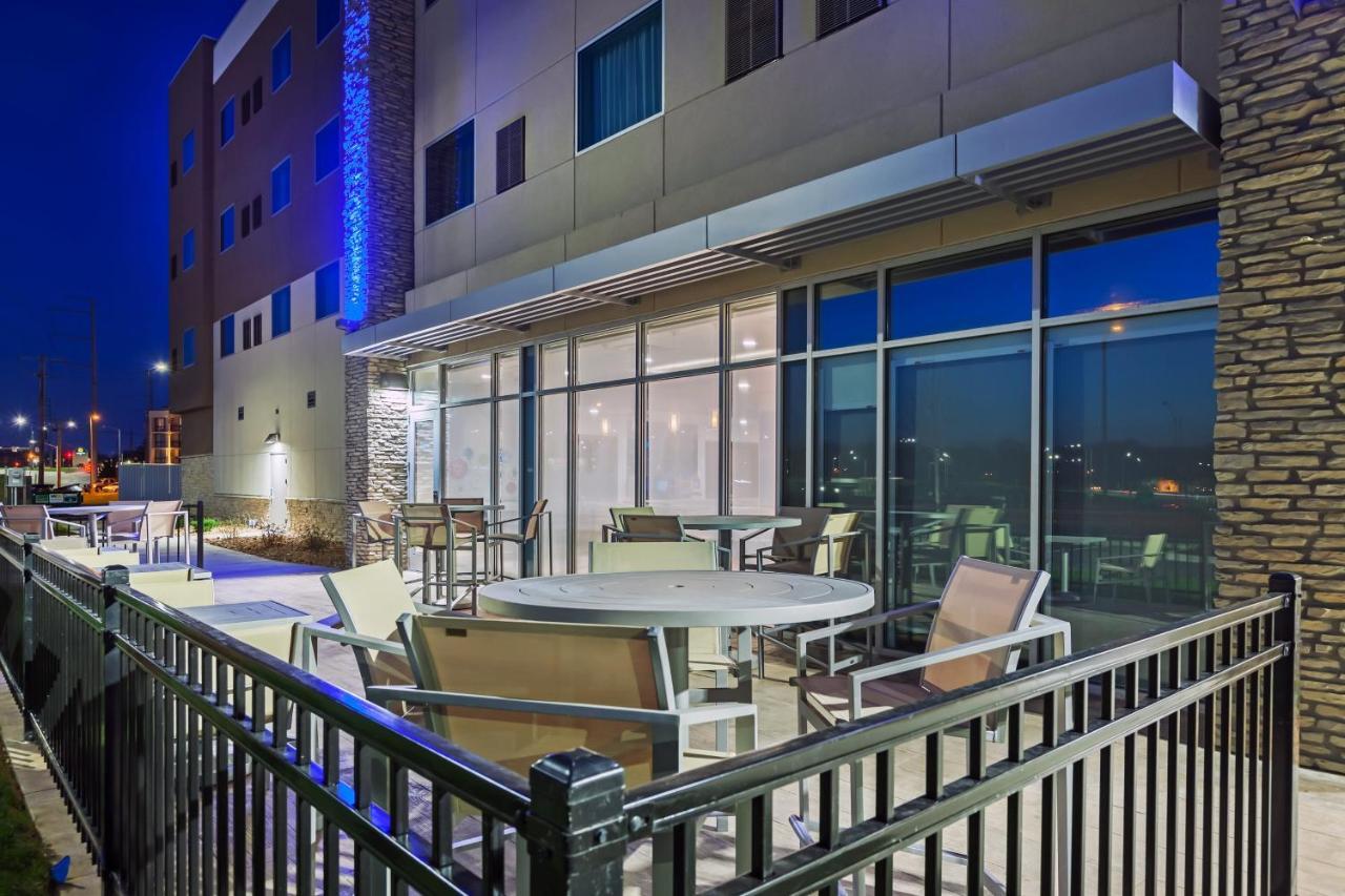 Holiday Inn Express & Suites - Lenexa - Overland Park Area, An Ihg Hotel Exterior photo